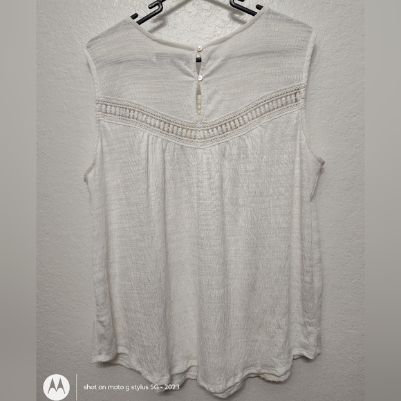 White Women's Sleeveless Top - Picture 1 of 8
